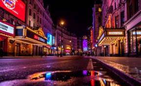 Animada Leicester Square iluminada en una noche londinense