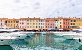 Antiguo puerto de Saint-Tropez con yates y colores vivos