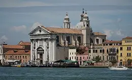 Navega por el canal de la Giudecca