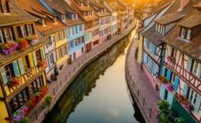 Canales y casas pintorescas en el corazón de Colmar