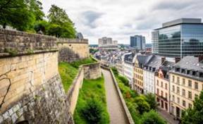Contraste perfecto entre fortificaciones y modernidad en Luxemburgo.