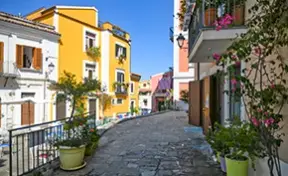 Paseo por el barrio de Plaka, el corazón más pintoresco de la ciudad.