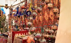 Tiempo libre en el Gran Bazar de Kusadasi para vivir la experiencia del regateo.