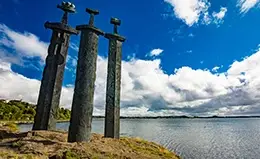 Visita al monumento Espadas en la Roca.