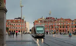 Descubre el famoso Paseo de los Ingleses en Niza.