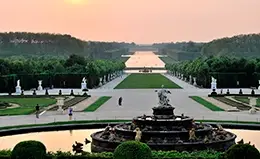 Recorre los jardines del Palacio de Versalles.