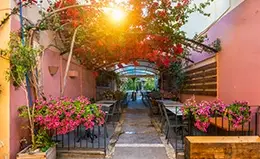 Explora Plaka, el barrio más encantador de Atenas