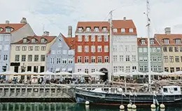 Llegada a la encantadora Copenhague.