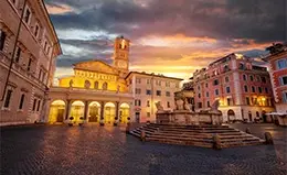 Noche en el barrio del Trastévere en un restaurante local