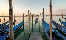 Oportunidad de explorar Venecia de noche.