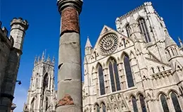 Sumérgete en el tiempo cuando visites las murallas antiguas y la catedral de York.