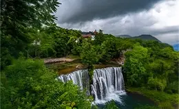 Asombrate con la impresionante catarata de Jajce