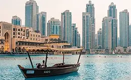 Navegación al Abra por el Dubai Creek.