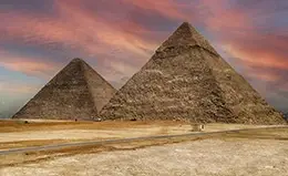 Visita a las impresionantes pirámides de Giza.