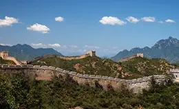 Explora la icónica Gran Muralla China.