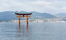 Descubre el santuario de Itsukushima, un lugar sagrado sobre el mar.