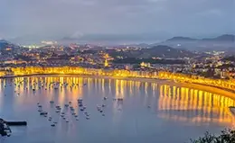 Disfruta de la belleza de la playa de la Concha.