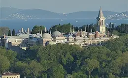 Recorre los majestuosos patios del Palacio de Topkapi