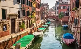 Navega por los canales de Venecia en un paseo panorámico en barco	