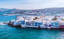 Navegue por el mar Egeo en su camino a Mykonos, la isla más cosmopolita de Grecia.