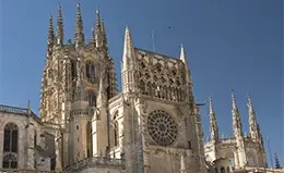 Visita a la majestuosa Catedral Gótica de Burgos.