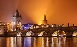 Cruza el histórico Puente Carlos.