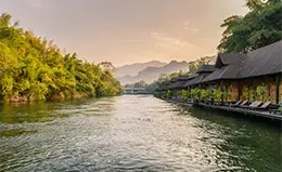 Disfruta de un recorrido en barca por el Río Kwai.