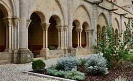 Explora el Monasterio de Poblet, un tesoro medieval.