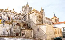 Exploración de Évora y la Capilla de los Huesos.