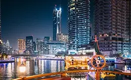 Navegación nocturna con vistas de Dubái iluminado