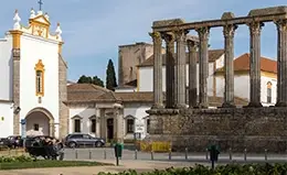 Pasea por las encantadoras calles de Évora, Patrimonio de la Humanidad.