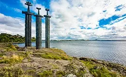 Recordamos en Hill of Fjords el monumento “Espadas en la Roca” y el legado vikingo.