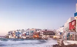 Viaje en barco hacia la cosmopolita Mykonos