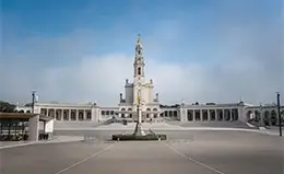 Visita al Santuario de Fátima y participa en la Procesión de las Velas.