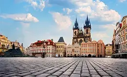Visita la Plaza de la Ciudad Vieja.