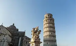 Contemplación de la icónica Torre Inclinada de Pisa