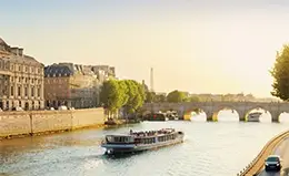 Crucero por el Sena y exploración de Montmartre.