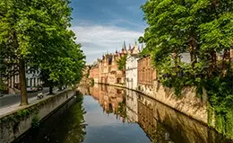 Descubre la romántica Brujas.