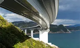 Experiencia única sobre el puente de Naruto y sus remolinos.