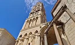 Cruza el imponente puente de Peljeski