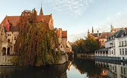 Recorre las calles empedradas y canales de Brujas.