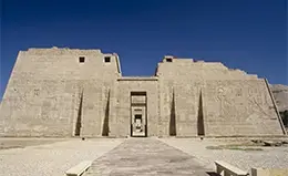 Exploración del templo de Horus en Edfu.
