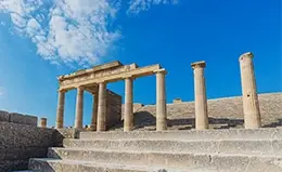 La histórica ciudad lindos y su Acrópolis.	