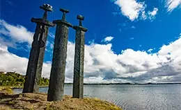Monumento ""Espadas en la Roca"".
