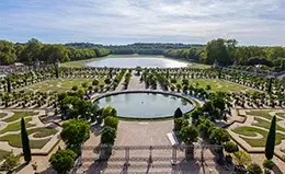Pasea por los jardines del Palacio de Versalles.
