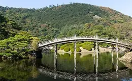 Paseo por el jardín Ritsurin, una joya de la jardinería japonesa.