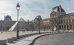 Ver el icónico museo del Louvre.