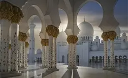 Visita a la majestuosa Gran Mezquita de Abu Dhabi.