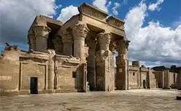 Visita al templo dual de Kom Ombo.