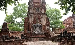 Visita el imponente Buda sentado en Wat Muang.